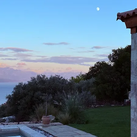 The Sagehill-stonehouse Villa