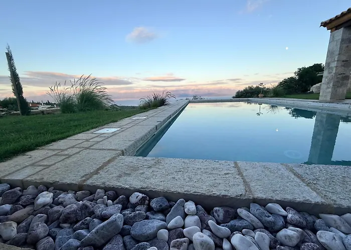 Villa The Sagehill-stonehouse Mathía